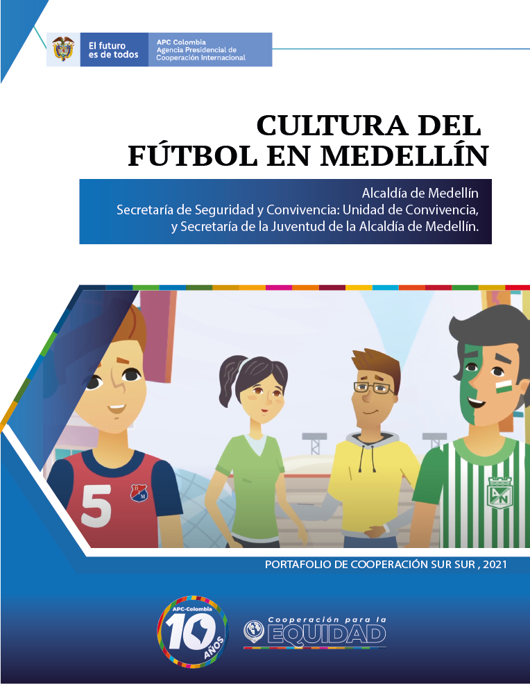Portada de la cartilla de cultura del futbol de Medellín en la parte de Medellín arriba a la izquierda el logo de APC-Colombia, abajo en el medio el logo de diez años de APC-Colombia, en el medio un dibujo de cuatro personas una con la camisa de Medellín o la con la camisa de Nacional, los otros no tienen camisas de equipos