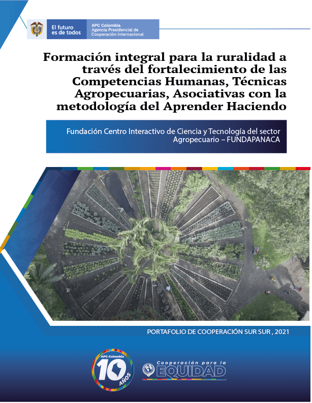 Portada de la cartilla Formación integral para la ruralidad a través del fortalecimiento de las Competencias Humanas, Técnicas Agropecuarias, Asociativas con la metodología del Aprender Haciendo en la parte de arriba a la izquierda el el logo de APC-Colombia, abajo el logo de diez años de APC-Colombia, en el medio una foto de varios cultivos