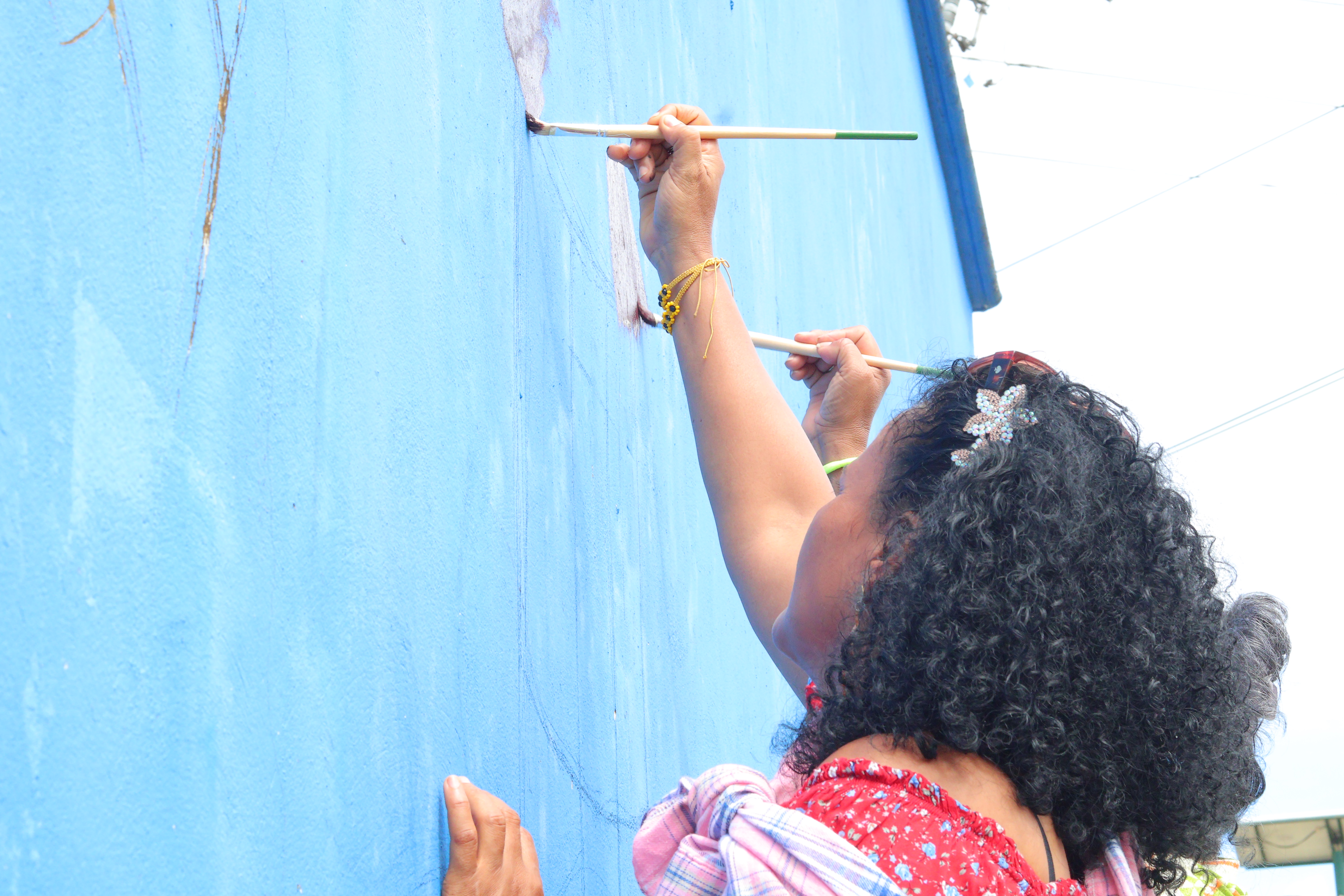 Mujeres afromexicanas y afrocolombianas realizando el mural en el Aeroparque de Quibdó