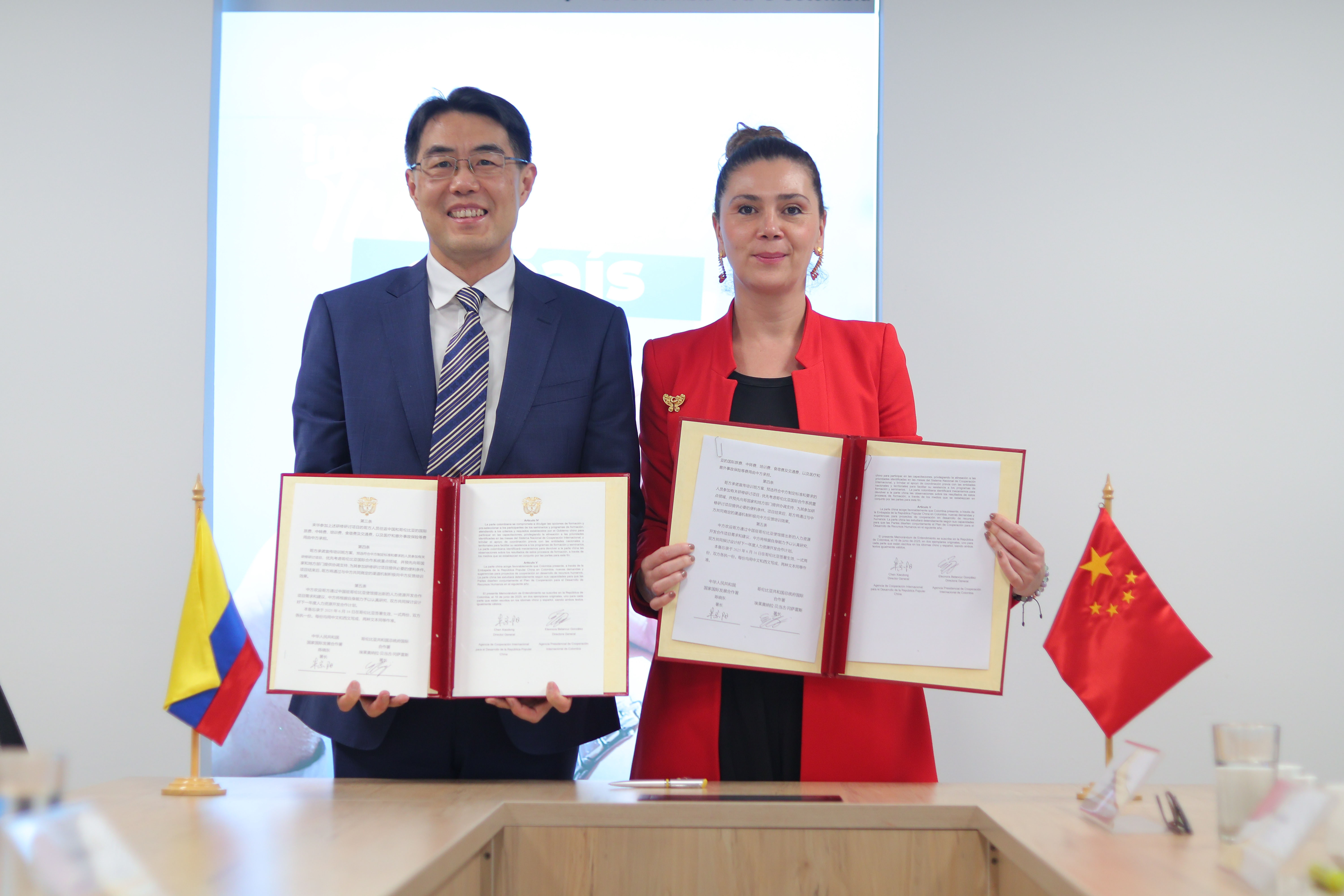 La directora general de APC Colombia, Eleonora Betancur González con el embajador de China en Colombia