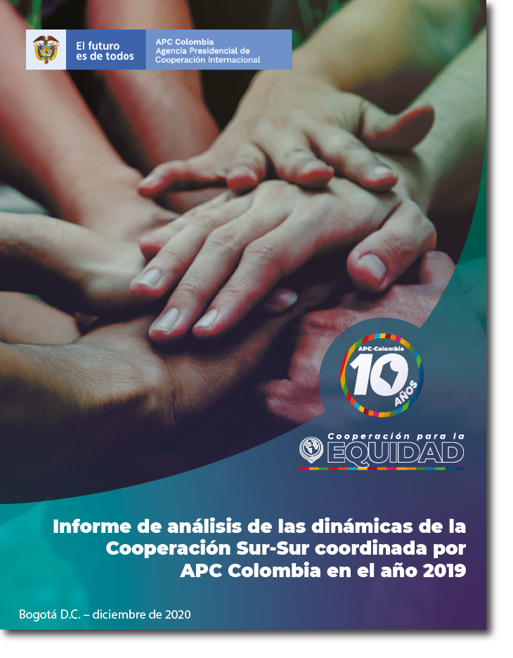 Portada Informe de análisis de las dinámicas de la Cooperación Sur-Sur coordinada por APC Colombia en el año 2019 varias manos unidas, abajo el titulo, arriba el logo de APC-Colombia