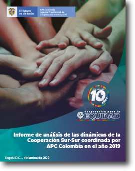 Portada Informe de análisis de las dinámicas de la Cooperación Sur-Sur coordinada por APC Colombia en el año 2019 varias manos unidas, abajo el titulo, arriba el logo de APC-Colombia