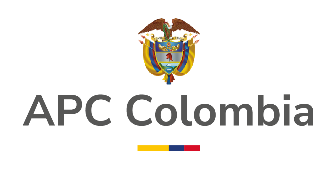 Logo de APC Colombia, arriba el escudo del Colombia, abajo APC Colombia, abajo tres franjas co los colores de la bandera de Colombia