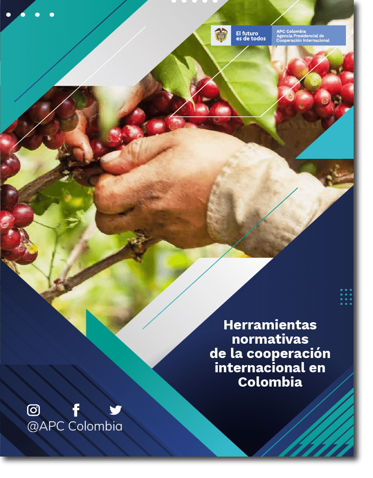En la portada en la parte de arriba está el logo de APC-Colombia, el fondo es una foto de las manos de un campesino recogiendo café en la parte de abajo el nombre del documento "Herramientas normativas de la cooperación internacional en Colombia"