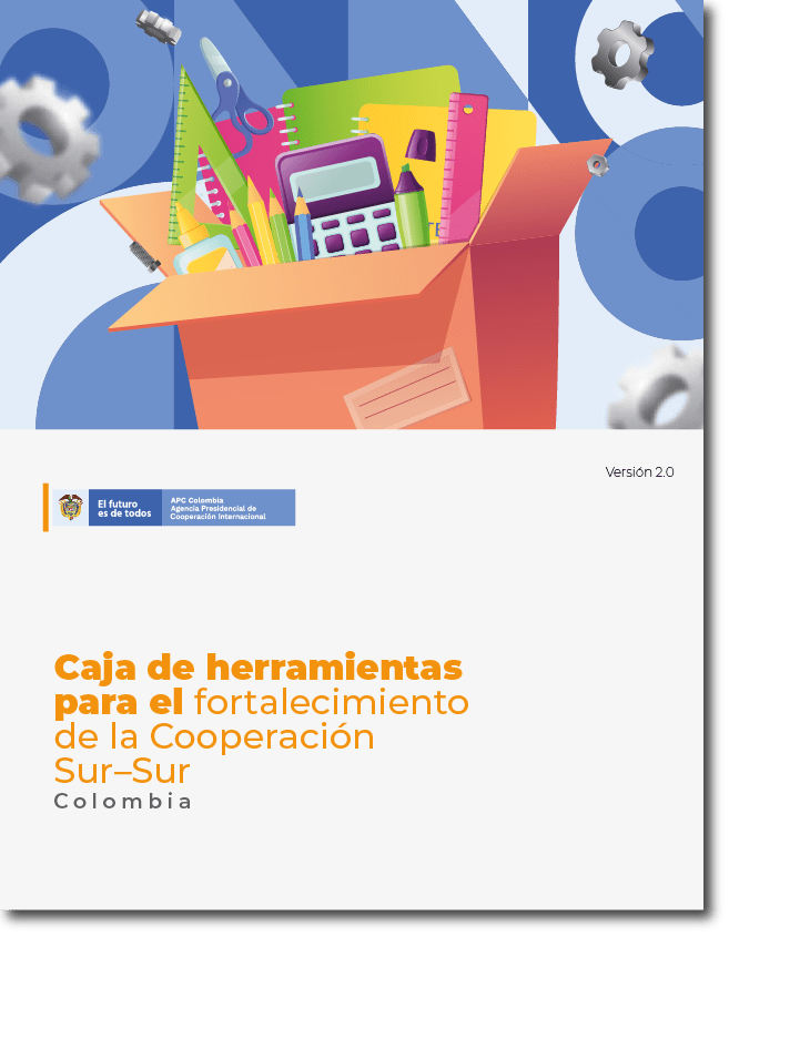 La portada se divide en dos, en la parte de arriba está una caja de cartón llena con artículos de oficina como una calculadora, reglas, colores, cuadernos que sobre salen de la misma. En la parte de abajo el fondo blanco, el logo de APC-Colombia en el medio y el nombre del documento "/Caja-de-herramientas-para-el-fortalecimiento-de-la-Cooperacion-Sur-Sur"