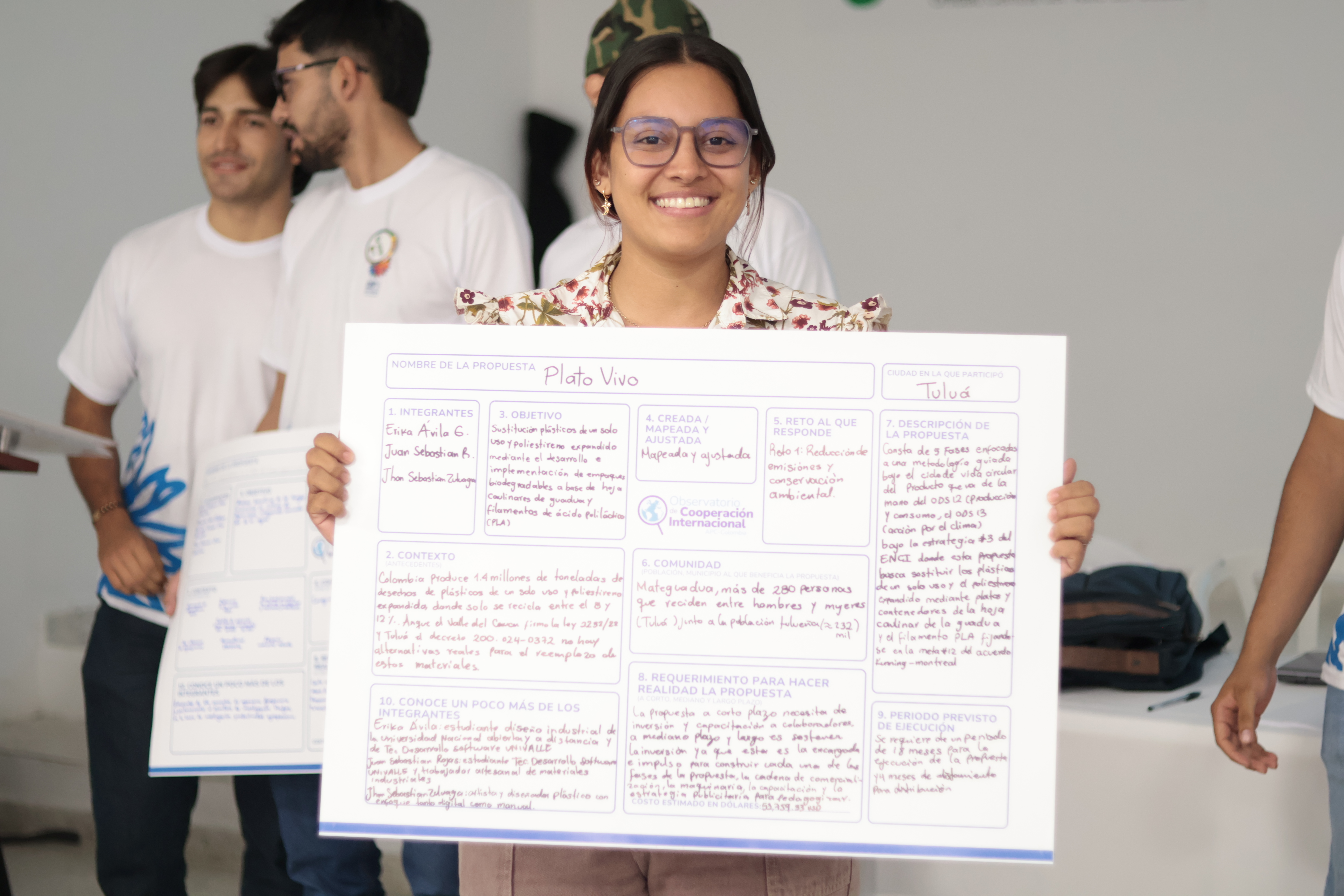 Participante del Modelo APC Colombia en la UCEVA, en el marco de la COP16, con su solución a problema de desarrollo