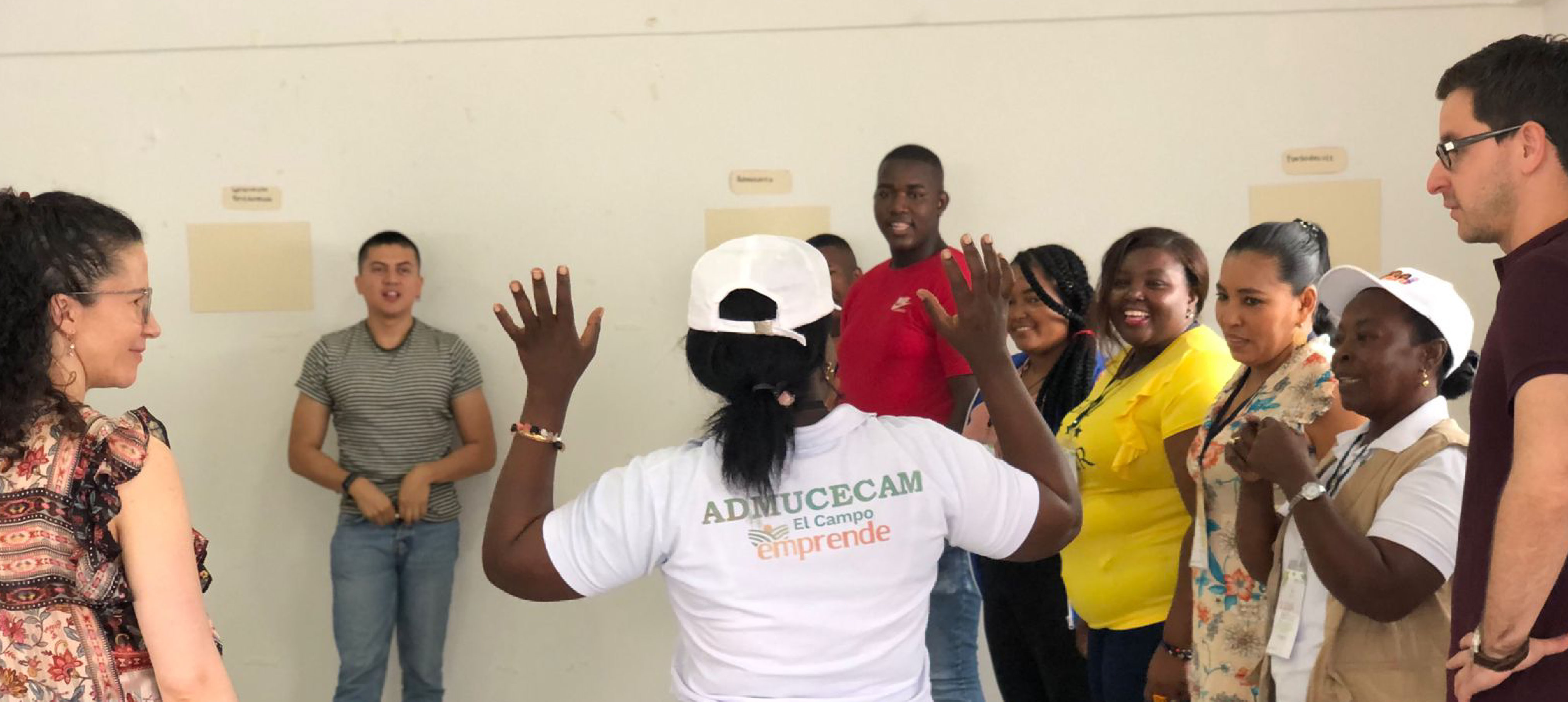 Participantes del Col-Col en actividad de integración liderada por APC-Colombia