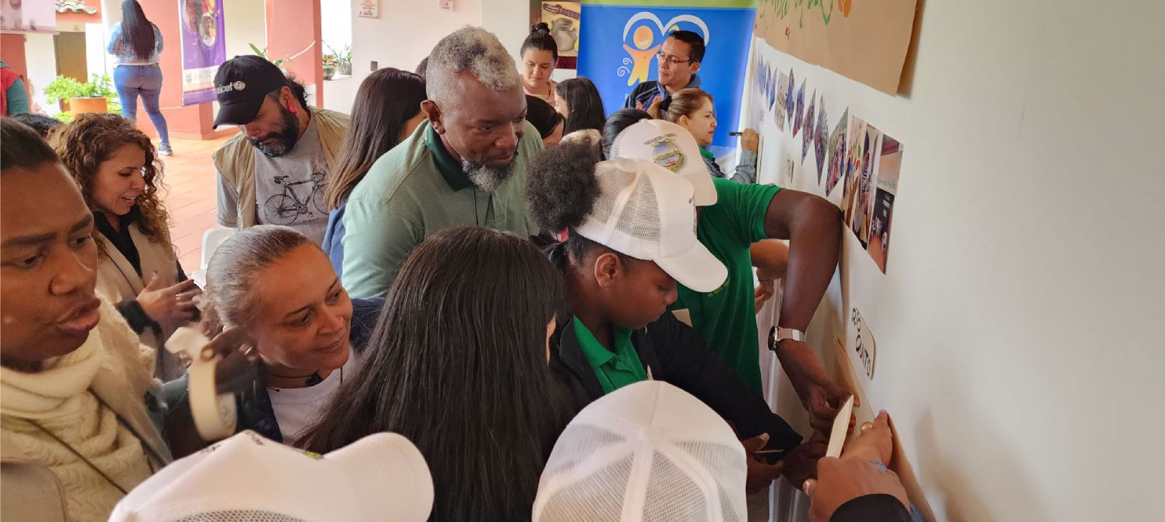 Participantes a Col-Col realizan actividad en equipos de trabajo, con carteleras.