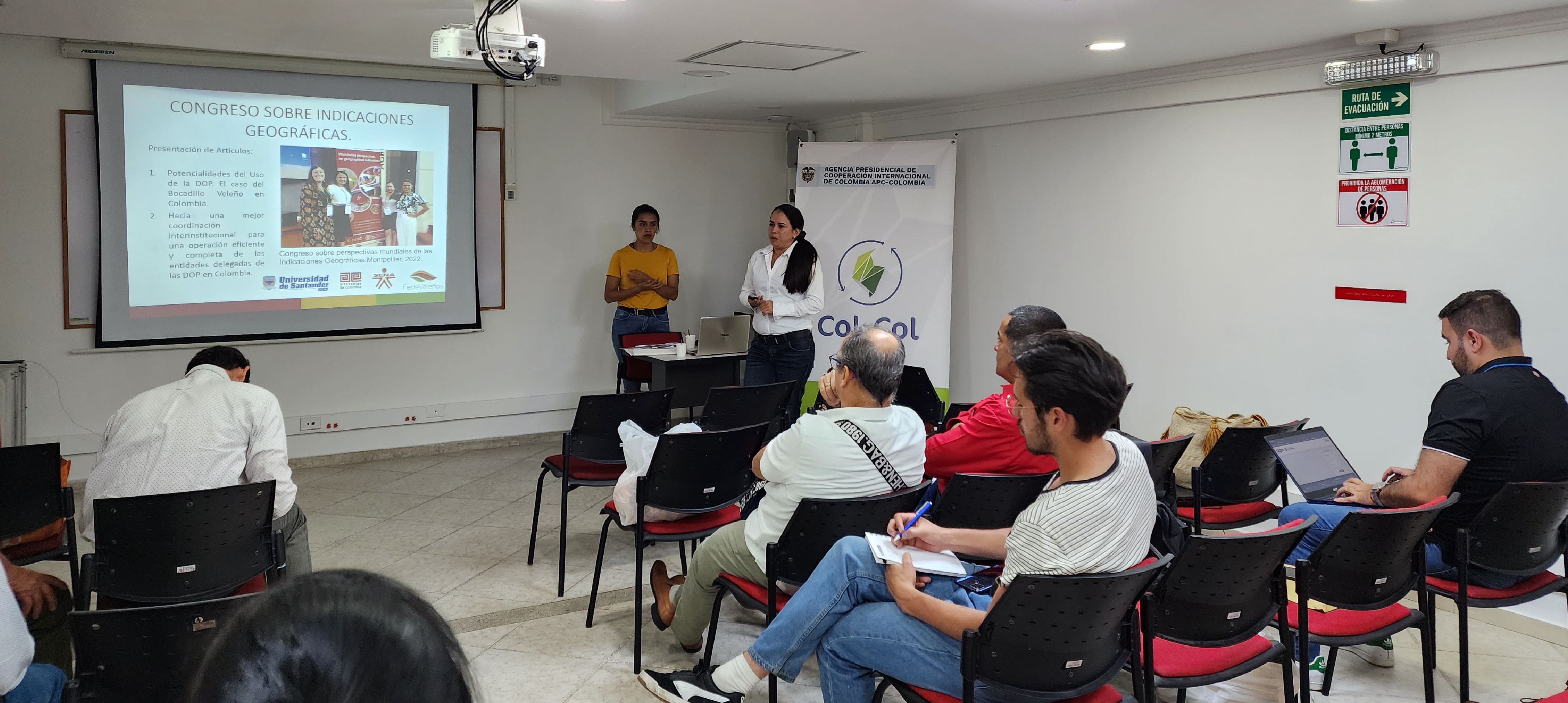 Personas asistiendo a una exposición en el marco del Col-Col de Denominación de Origen (DO) de los productos de Santander y Huila 