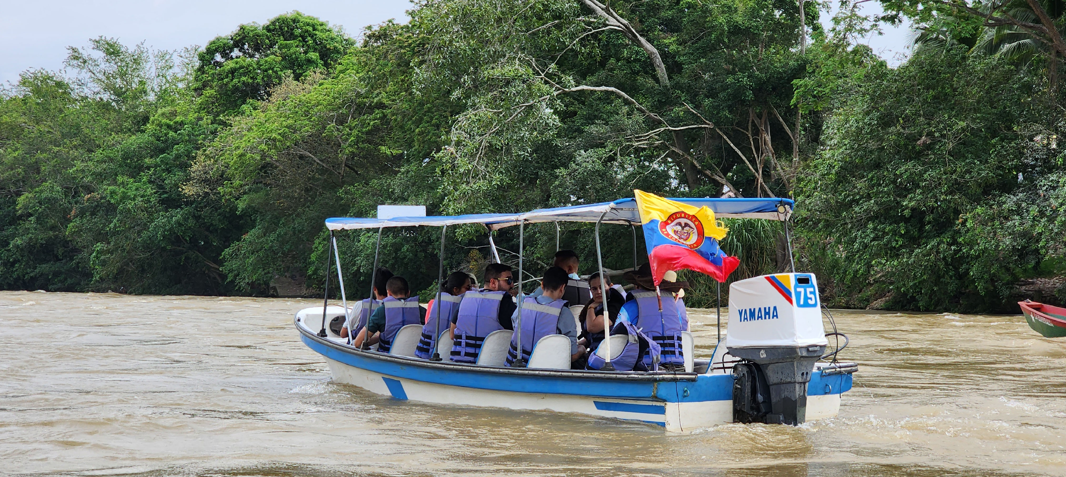 Personas en una lancha para hacer la ruta de la Achira.