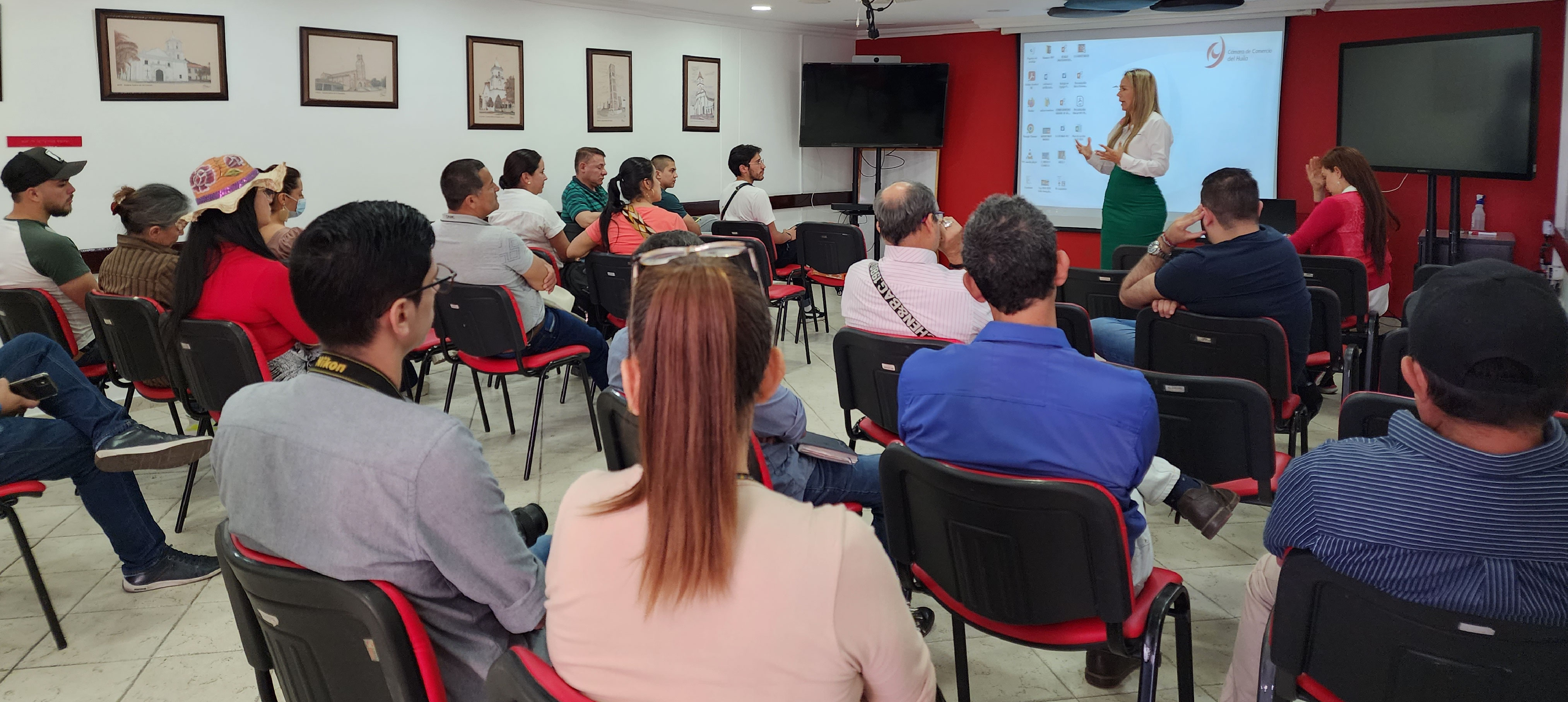 Personas asistiendo a una exposición en el marco del Col-Col de Denominación de Origen (DO) de los productos de Santander y Huila 