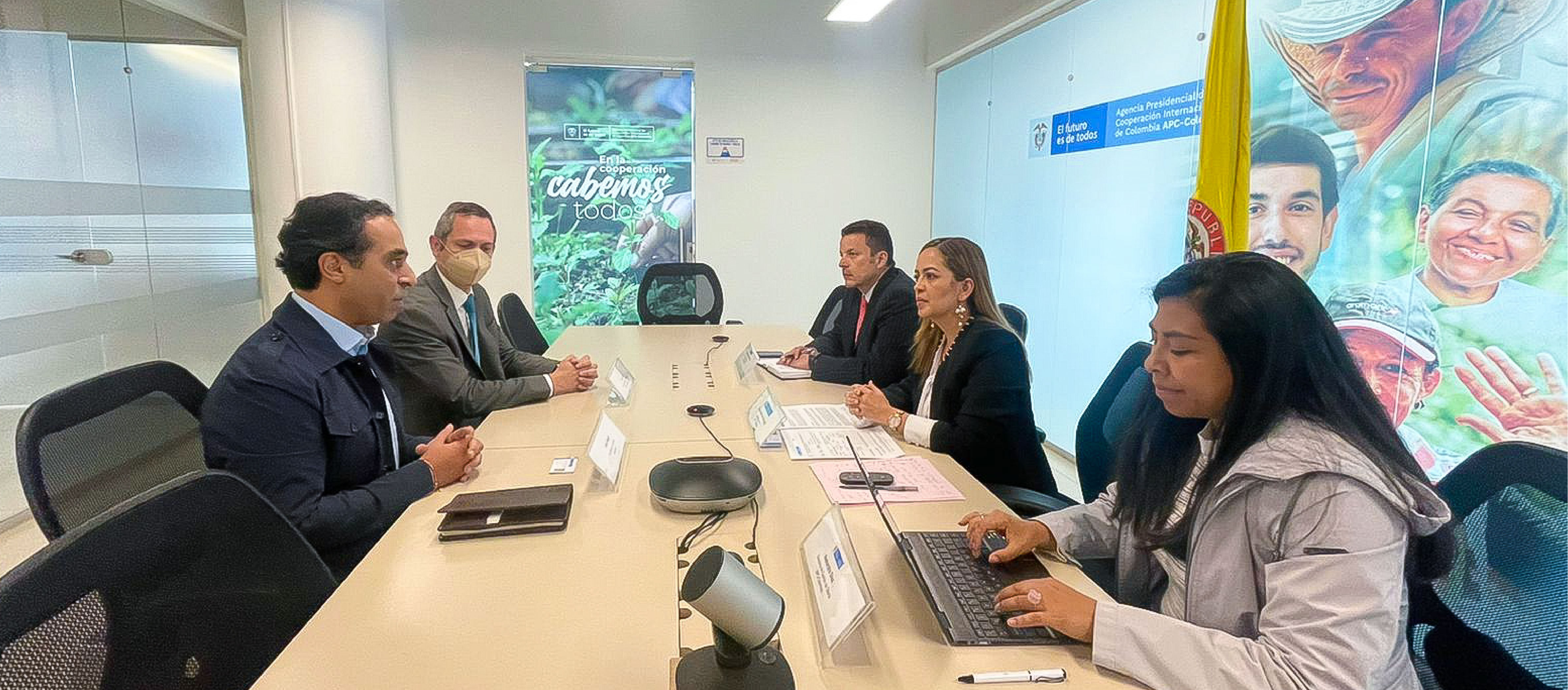 foto de reunión en sala de juntas APC con el Dr Singh