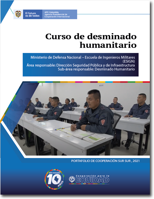 Portada de la cartilla del curso de desminado humanitario, arriba a la izquierda el logo de APC-Colombia, abajo en el medio el logo de diez años de APC-Colombia en el medio una foto de militares colombianos tomando el curso