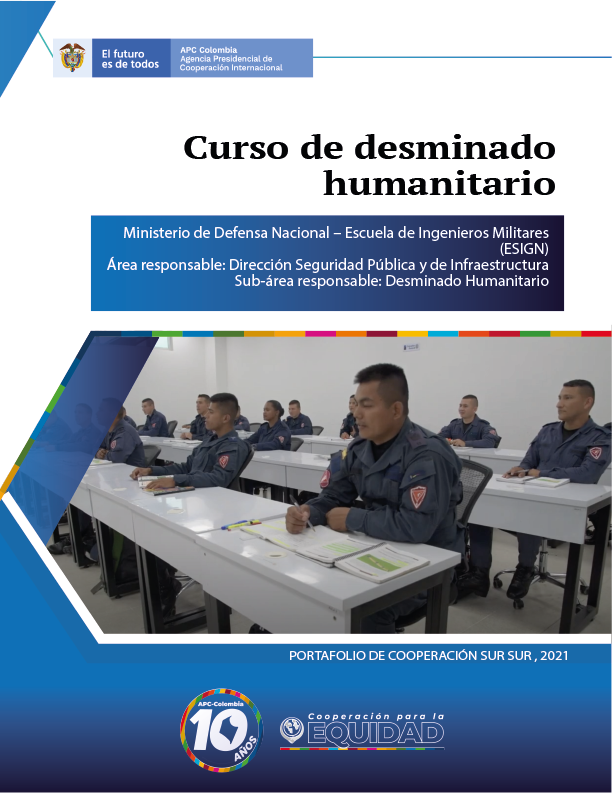 Portada de la cartilla Curso de desminado humanitario, arriba a la izquierda el logo de APC-Colombia, abajo el logo de los diez años de APC-Colombia, en el medio una foto de militares tomando el curso