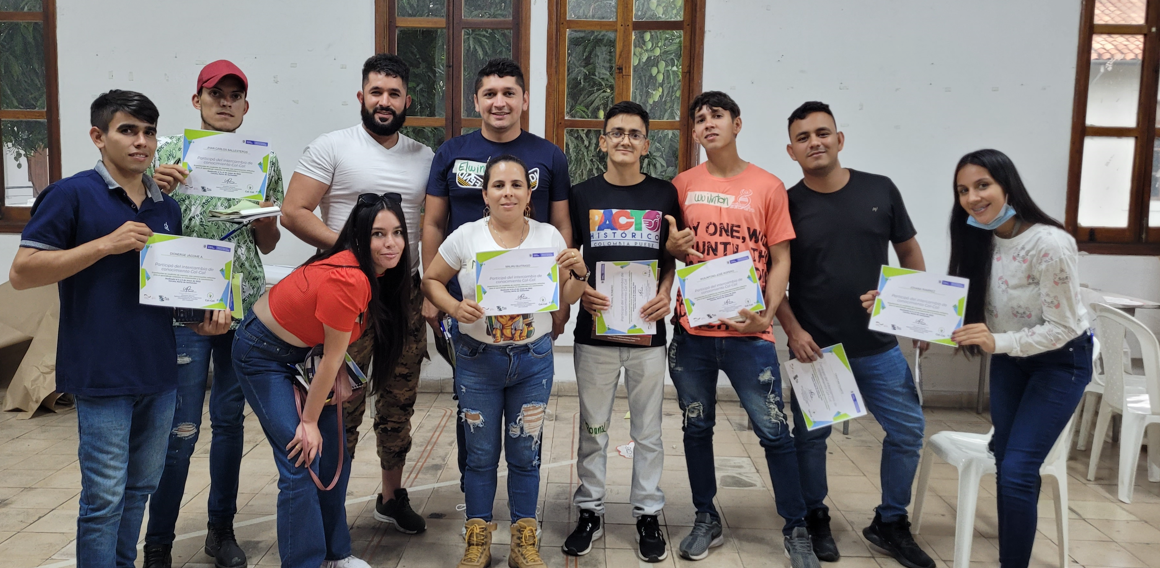 Foto de los jóvenes participantes con su certificado