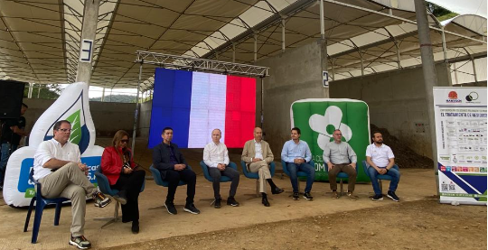 En la imagen se encuentran las personalidades que asistieron a este acto protocolario de la entrega. Al fondo se ve parte de la planta