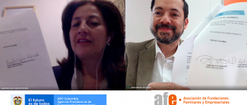Fotografía de la reunión virtual, firman el memorando Ángela Ospina directora de APC-Colombia y Jaime Matute director de la AFE