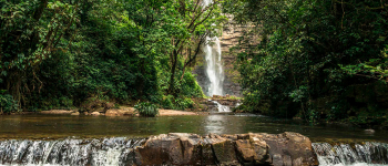 Fotografía de un paisaje con cascada y rio