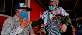 Imagen de la OPS-OMS con dos personas de la tercera edad con tapabocas e interactuando