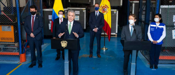 Presidente Duque recibe donación de 957 mil vacunas de España y la destaca como la primera de un país europeo a Colombia