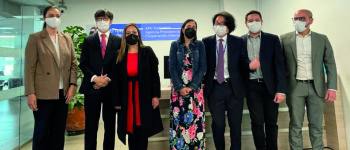 En la foto esta la directora general de APC-Colombia, Viviana Manrique, el director de KOICA en Colombia, Hyun Keun Kim y el equipo de Demanda de APC-Colombia