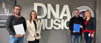 Foto directora general con Director de DNA music y equipo