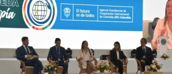 Foto de la directora Viviana Manrique dirigiendo el panel de Panel Competitividad y Cooperación Internacional