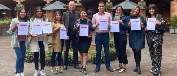 Equipo técnico de APC-Colombia con certificados del proceso de consultoría en Cooperación Internacional,