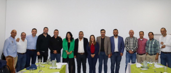 Directora general de APC-Colombia, al lado de la senadora Paola Holguín y distintos alcaldes de Antioquia