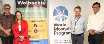 Foto de la directora de APC-Colombia, Viviana Manrique, junto al director y fundador del World Mosquito Program (Global) y su equipo de trabajo.