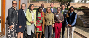 Foto general de directoras de APC-Colombia en compañía de la Vicepresidenta Francia Márquez y su equipo de trabajo.