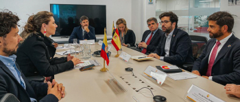 Reunión, a la izquierda la directora General de APC-Colombia Eleonora Betantur González, Jonathan Gamboa, jefe de gabinete. A la derecha El embajador de España, Joaquín Arístegui, el director de AECID, Antón Leis García y Vicente Ortega, director de AECID en Colombia