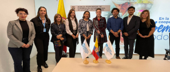 En el medio la directora general de APC-Colombia Eleonora Betancur Gonzálea y Gina Tambini, representante de la OPS/OMS en Colombia a su lado los directores técnicos y asesores de APC-Colombia