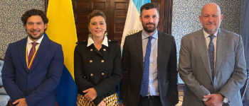 La directora general de la Agencia Presidencial de Cooperación Internacional de Colombia, APC-Colombia, Eleonora Betancur González, el jefe de gabinete de APC-Colombia, Jhonnatan Gamboa, el embajador de Argentina en Colombia y el director nacional de cooperación internacional de Argentina