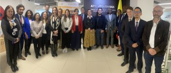 La directora general de la Agencia Presidencial de Cooperación Internacional de Colombia, APC-Colombia, Eleonora Betancur González, la delegación de Camerún y servidores de entidades colombianas