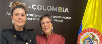La directora general de APC-Colombia y la embajadora de Chile en Colombia, María Ruz Zañartú