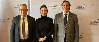 Firma del nuevo programa de cooperación bilateral entre Colombia y Chile, en la foto la directora general de APC-Colombia Eleonora Betancur González, el director de cooperación Internacional de la Cancillería de Colombia Calderon Ponce de León