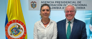 A la izquierda la directora general de APC-Colombia, Eleonora Betancur González, a la derecha el presidente de Confecámarass