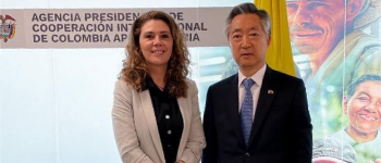 A la izquierda la directora general de APC-Colombia Eleonora Betancur González y a la derecha el embajador de Corea 