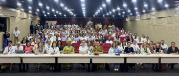 Foto en el audiorio, en la que están los asistentes al evento del Día de la Cooperación Sur-Sur, en la primera fila está la directora general de APC-Colombia, Eleonora Betancur González y Viceministra Elizabeth Tayler