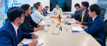 A la izquierda la directora general de APC-Colombia, Eleonora Betancur González y su equipo, a la derecha el representante de JICA en Colombia con su equipo