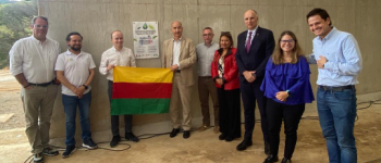 Las personalidades que asistieron a este acto protocolario destapan la placa de inauguración de la planta