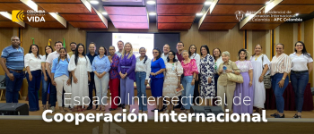 Representantes de distintos sectores en la tarima del auditorio de la Universidad Popular del Cesar en el marco del Espacio Intersectorial de Cooperación Internacional