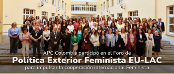 En una plaza interna de un edificio con estilo europeo de Barcelona, todas y todos quienes participaron del Foro de Política Exterior Feminista EU-LAC se encuentran reunidos para tomar