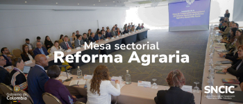 Integrantes del Sistema Nacional de Cooperación Internacional de Colombia en la mesa sectorial de la reforma agraria. Están ubicados en una mesa en U.