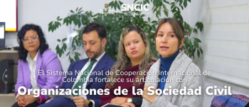 Participantes del encuentro del SNCIC con las Organziaciones de la Sociedad Civil. Arriba están los logos del Gobierno de Colombia y del SNCIC. Abajo en el centro el título.
