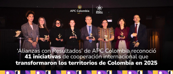 Directora de APC Colombia con los reconocidos de la última categoría