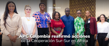 Directora general de APC Colombia junto con la Visepresidenta y representantes africanos