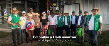 Foto de la delegación colombiana en Haití. Arriba el logo del Gobierno de Colombia, abajo el titulo de la noticia