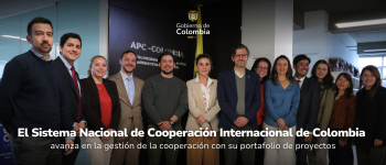 Foto de los asistentes al Comité Estratégico del Sistema Nacional de Cooperación Internacional de Colombia, en la foto esta la directora general de APC Colombia, Eleonora Betancur González y el viceministro de Asuntos Multilaterales del Ministerio de Relaciones Exteriores, Mauricio Jaramillo. Arriba en el medio el logo del Gobierno de Colombia. Abajo en el medio el titulo de la noticia